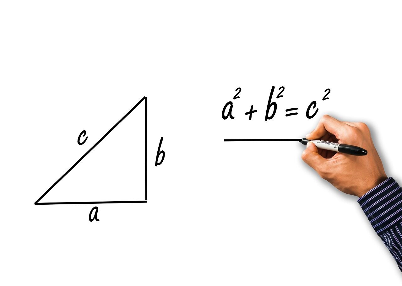 Rechthoekige driehoek met stelling van pythagoras formule op een witte achtergrond.